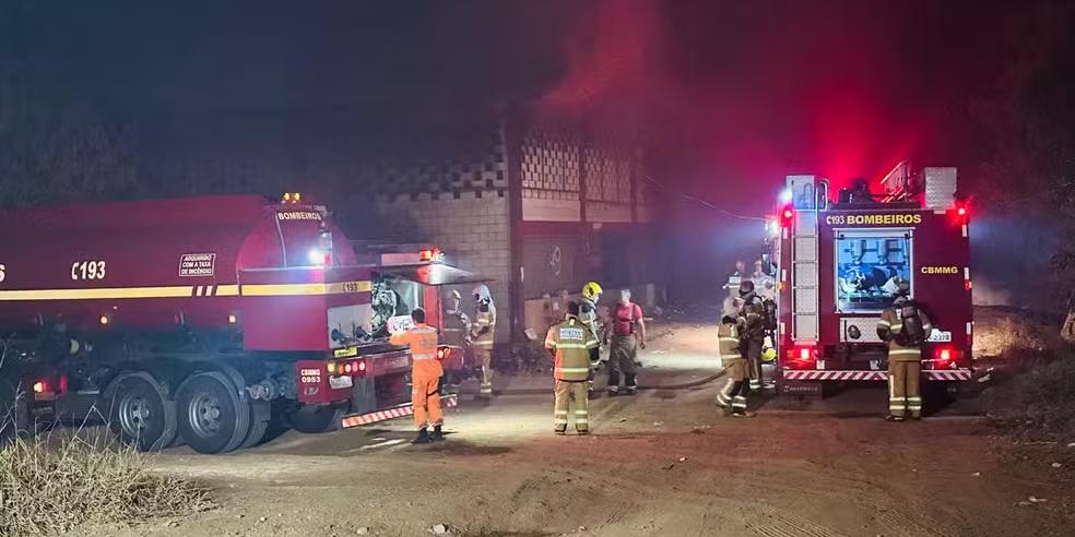 Militares do Corpo de Bombeiros combatem incêndio em galpão de recicláveis em Vespasiano (Prefeitura de Vespasiano/Divulgação)