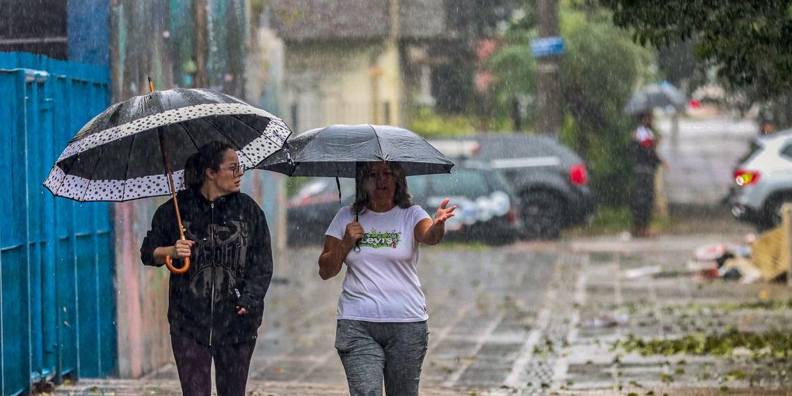 Chuvas podem chegar a 60 mm/h, acompanhadas de ventos intensos (Rafa Neddermeyer/Agência Brasil)