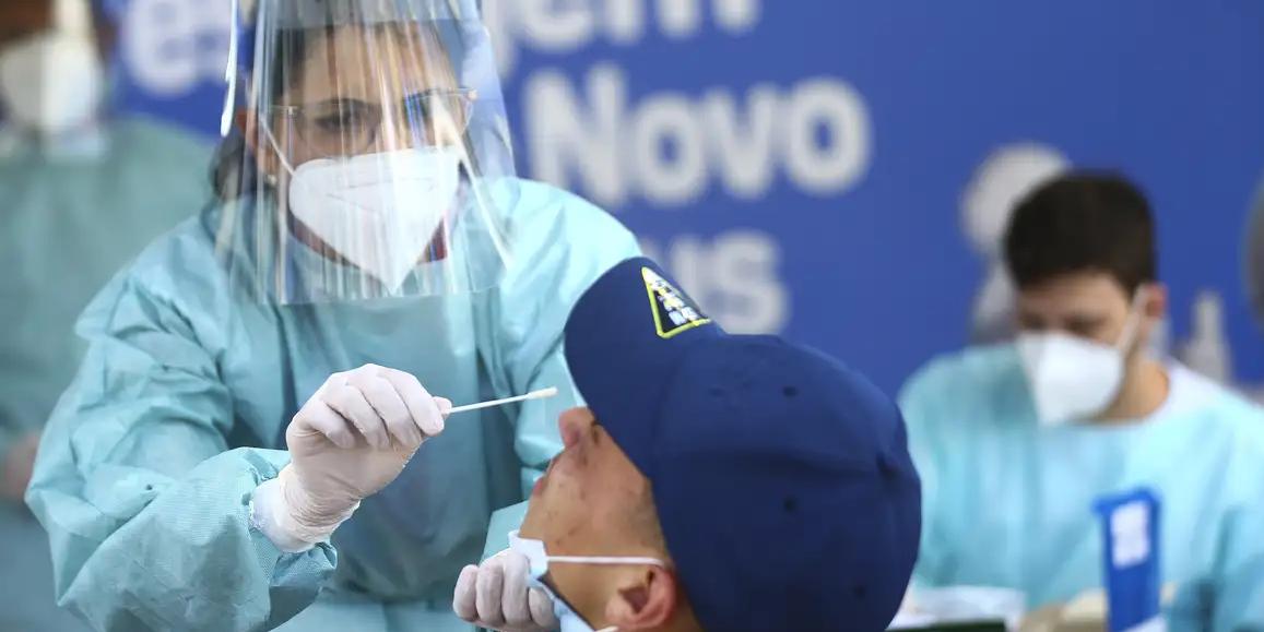 O médico infectologista do hospital de Base de Brasília, Tazio Vanni, explica quais os primeiros sinais dessas infecções (Marcelo Camargo/Agência Brasil)