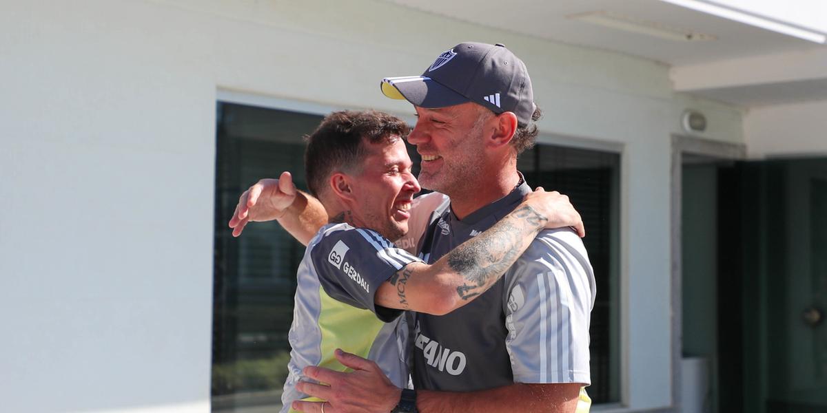 Bernard se encontrou com o técnico Gabriel Milito na Cidade do Galo (Paulo Henrique França / Atlético)