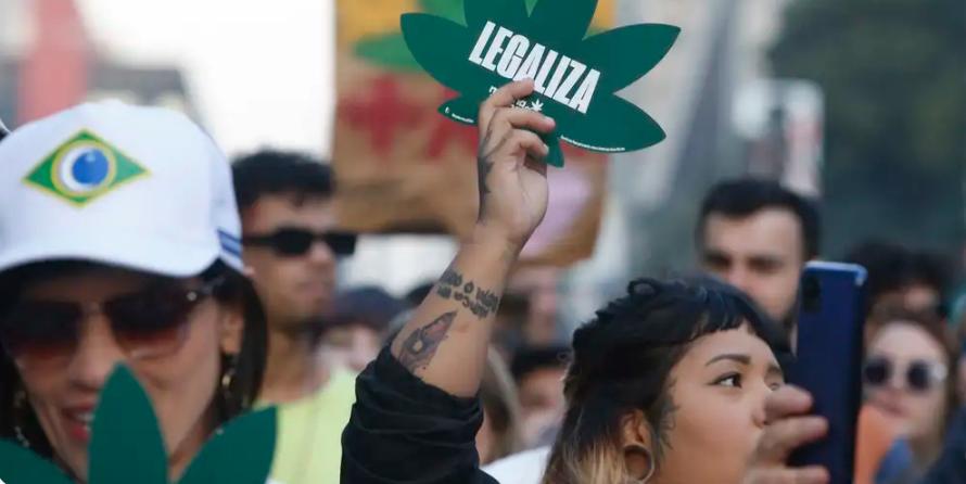 Usuários de drogas ainda são alvos de inquérito policial e processos judiciais que buscam o cumprimento das penas alternativas (Paulo Pinto / Agência Brasil)