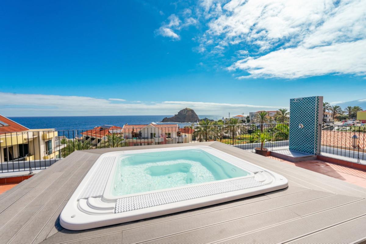 Suites Acqua Natura conta com um lindo rooftop que possui jacuzzi e uma vista espetacular para a Madeira. (Divulgação / Suites Acqua Natura)