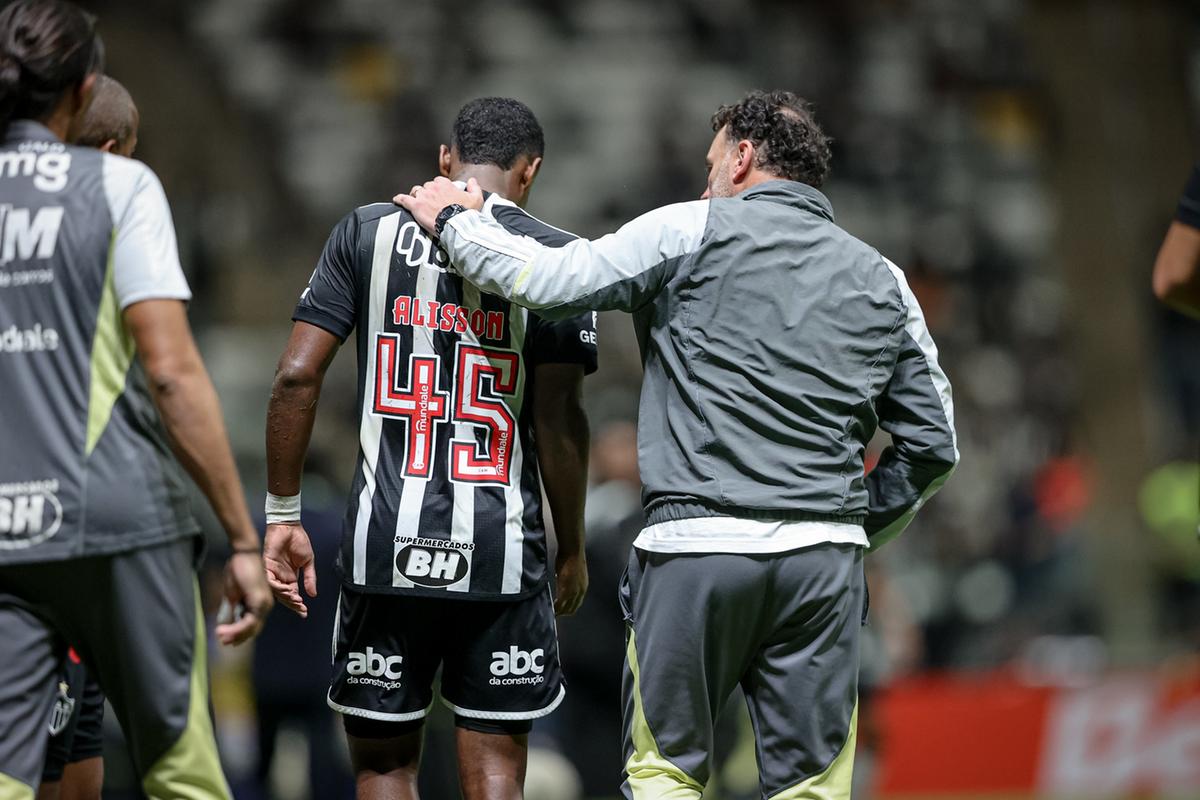 Alisson é consolado por Milito após jogo contra o Fortaleza (Pedro Souza / Atlético)