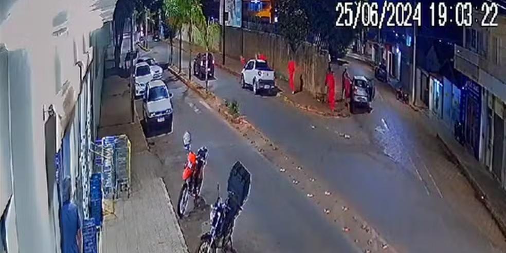 Suspeitos roubam uma caminhonete assim que saíram do presídio (Reprodução/Vídeo)