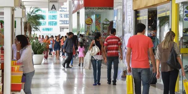 Consumidores permanecem receosos em gastar, refletindo a instabilidade econômica (Valter Campanato/Agência Brasil)