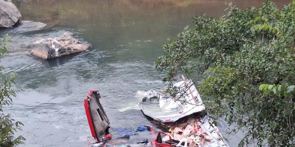 Vítima presa às ferragens foi encaminhada pelo Arcanjo para o HPS (Corpo de Bombeiros/Divulgação)