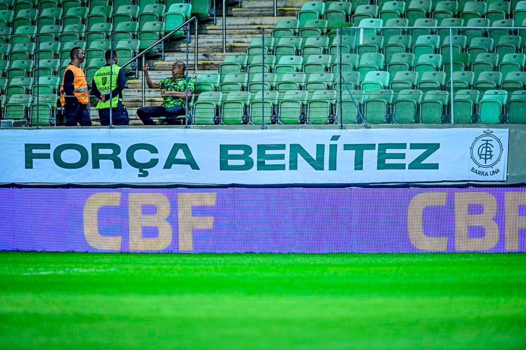 Torcida do América estampa faixa de apoio à Benítez (Reprodução/ América)