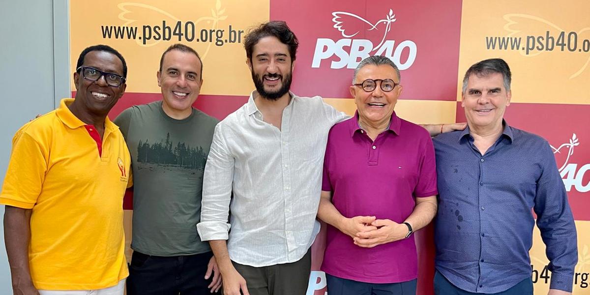 Evento em BH contou com a presença do vereador Gilson Guimarães (à esquerda), o presidente estadual, Noraldino (de verde), pré-candidato a prefeito Gabriel Azevedo (no centro), o presidente nacional do PSB, Carlos Siqueira (de rosa), e pré-candidato ao cargo de vice, Paulo Brant (à direita) (Valéria Marques / Hoje em Dia)