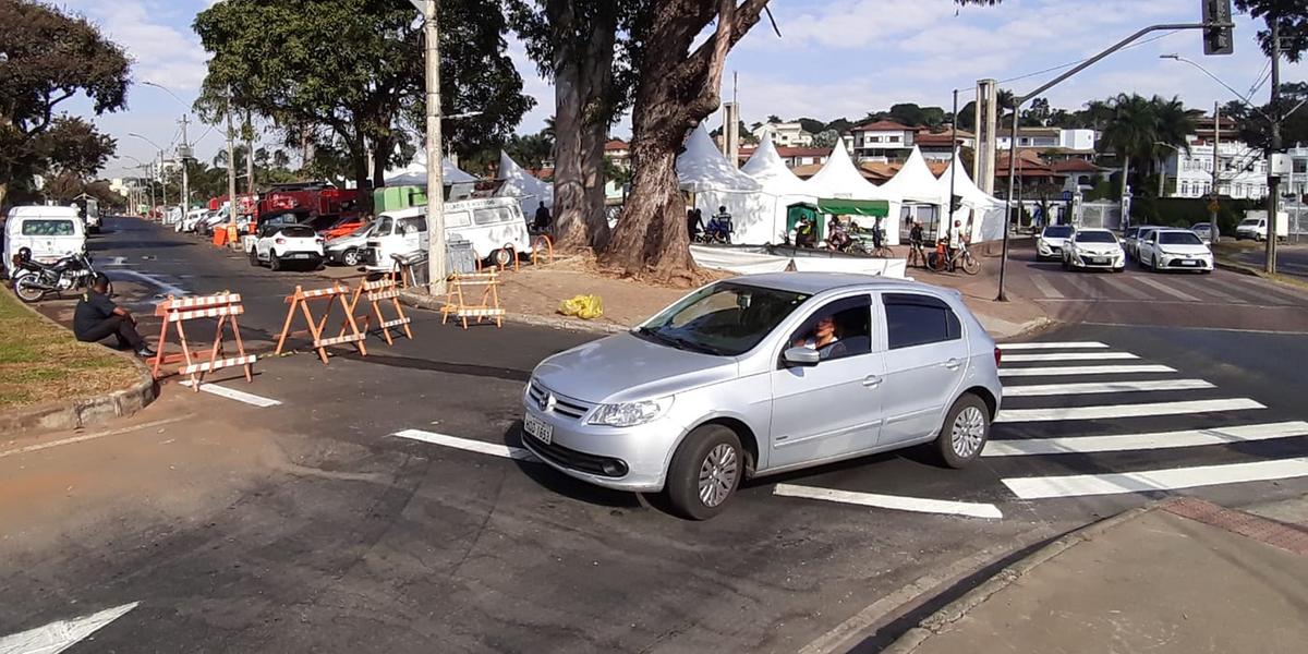 Agentes da Unidade Integrada de Trânsito (BHTrans, Guarda Municipal e Polícia Militar) estão operando o trânsito na região e orientando motoristas e pedestres (Maurício Vieira / Hoje em Dia)