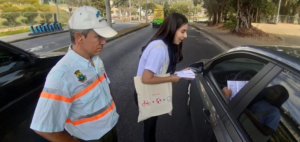 Na ação deste sábado, estão sendo distribuídos panfletos para conscientizar motoristas e motociclistas (Maurício Vieira / Hoje em Dia)