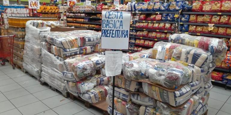 Serão ofertados dois tipos de cestas com os mesmos itens, variando apenas a quantidade de alimentos, considerando o número de estudantes matriculados em cada família (Divulgação / PBH)