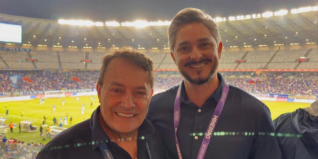 Pedrinho ao lado de Samuel Lloyd, diretor do Mineirão (Reprodução/ Instagram @mineirao)