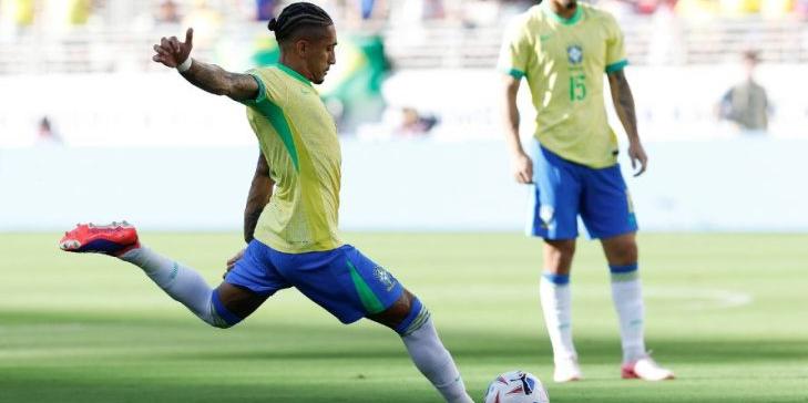 Raphinha marcou o gol da Seleção após uma bela cobrança de falta (Rafael Ribeiro/CBF)
