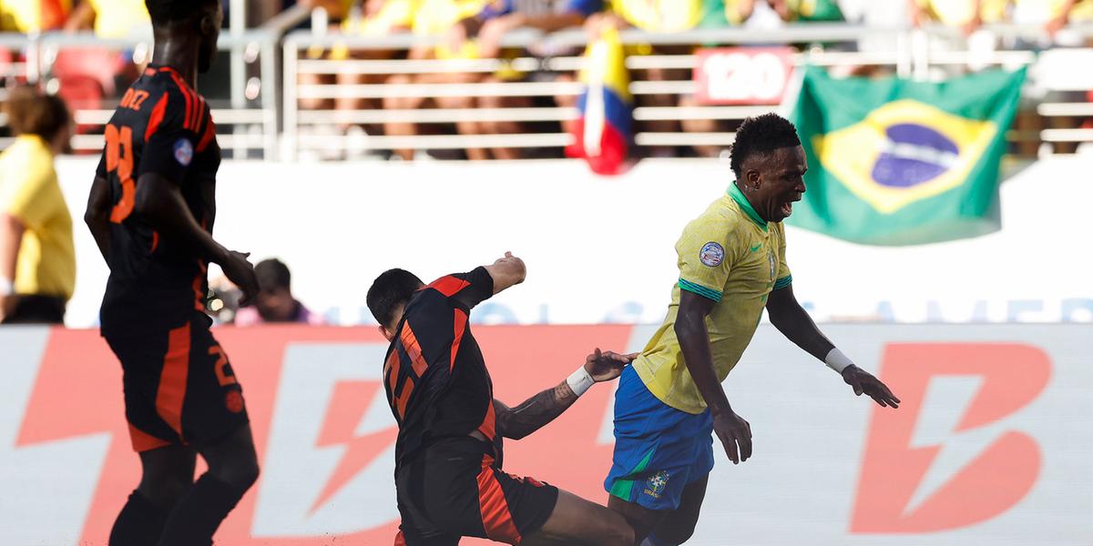 Vini Jr. foi derrubado na área pelo defensor Muñoz aos 42 minutos do 1° tempo, quando o Brasil vencia por 1 a 0 (Rafael Ribeiro/ CBF)