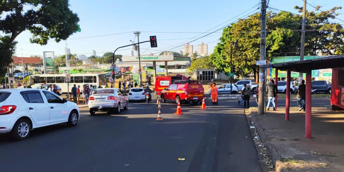 Idosa é atropelada por ônibus em Uberlândia (Divulgação/Corpo de Bombeiros)