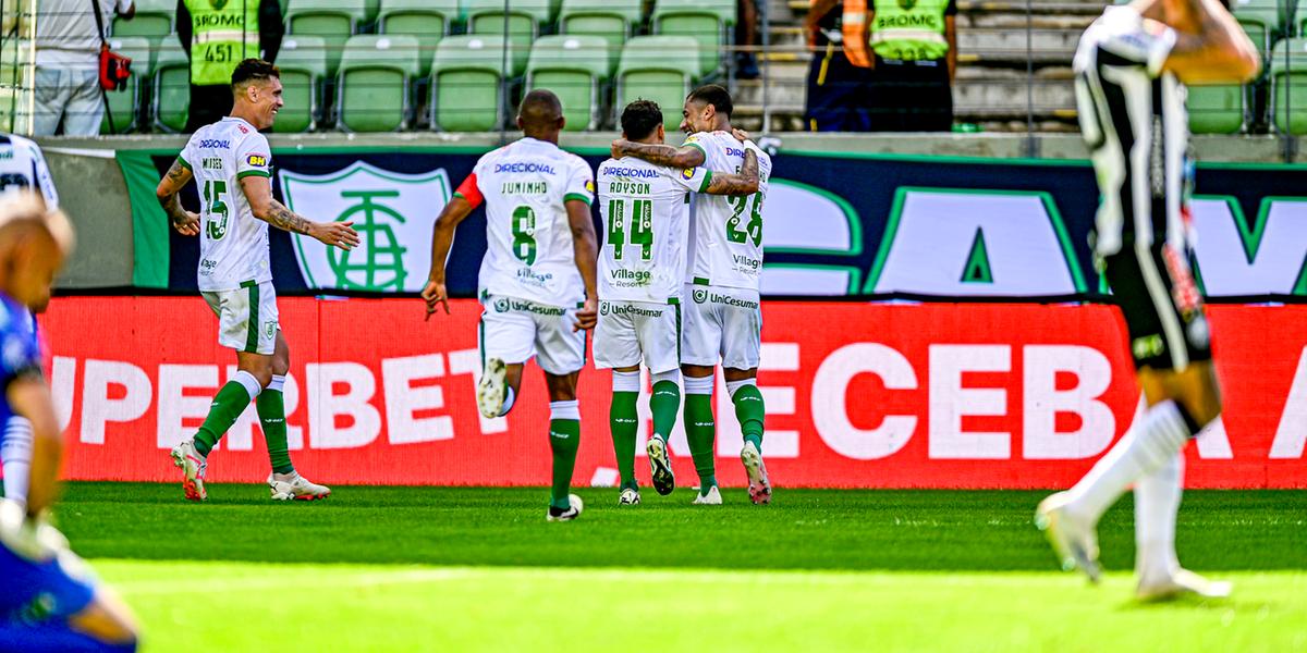 Coelho vence e cola no líder Santos (Mourão Panda / América)