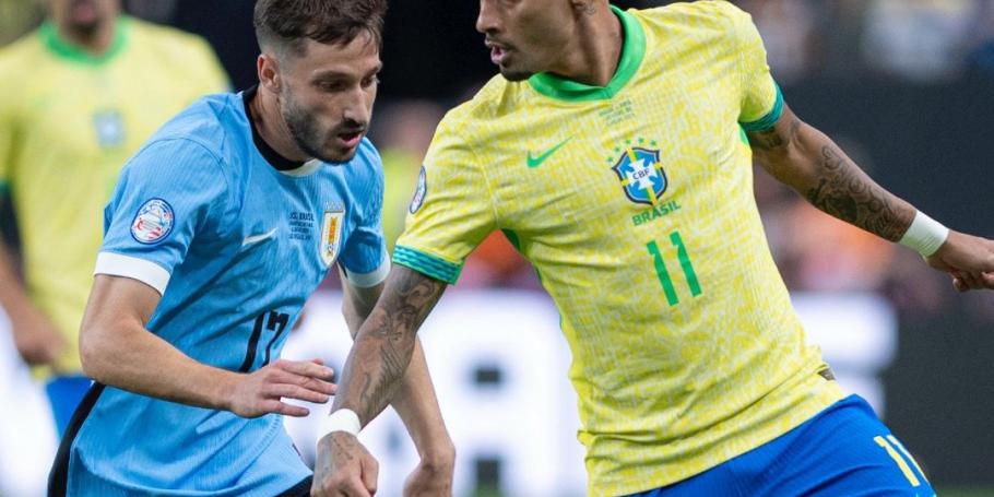 Raphinha durante a partida entre Brasil e Uruguai pela Copa América (Conmebol/Reprodução)