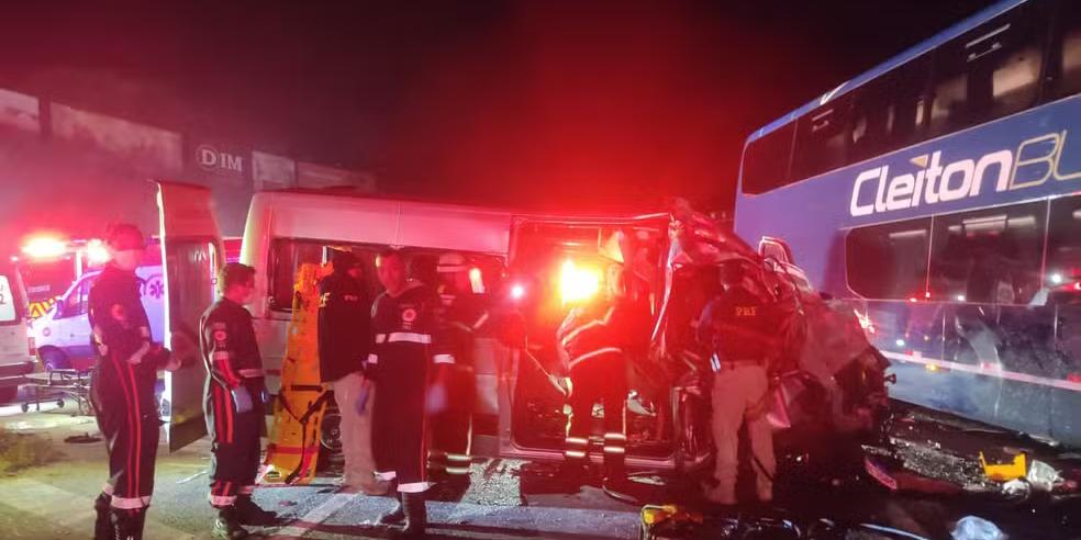 Van com torcedores do Corinthians bate de frente com ônibus na madrugada desta segunda-feira (Divulgação/Corpo de Bombeiros do Espírito Santo)