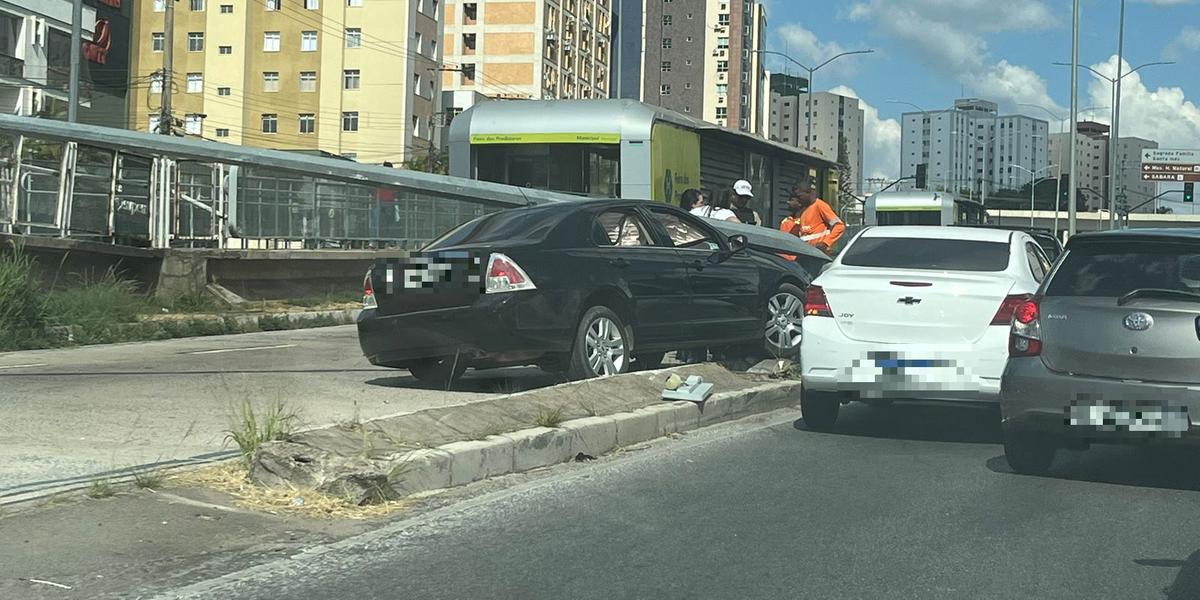 Poste cai na avenida Cristiano Machado após ser atingido por carro (Renato Fonseca)