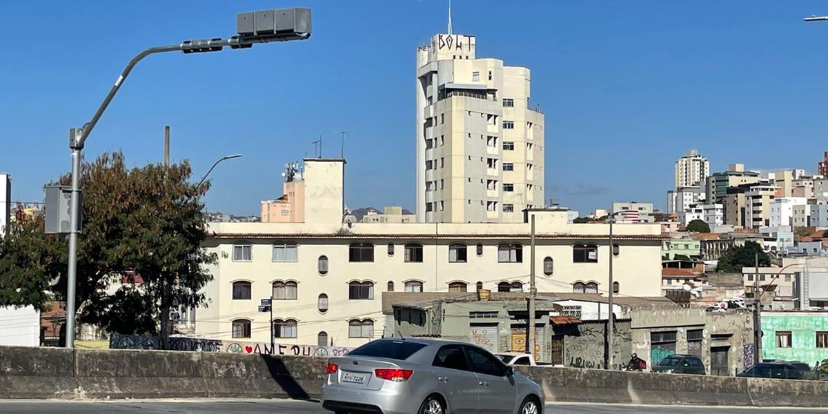 Um dos radares está de volta à avenida Cristiano Machado, antes do viaduto Abgar Renault (Valéria Marques)