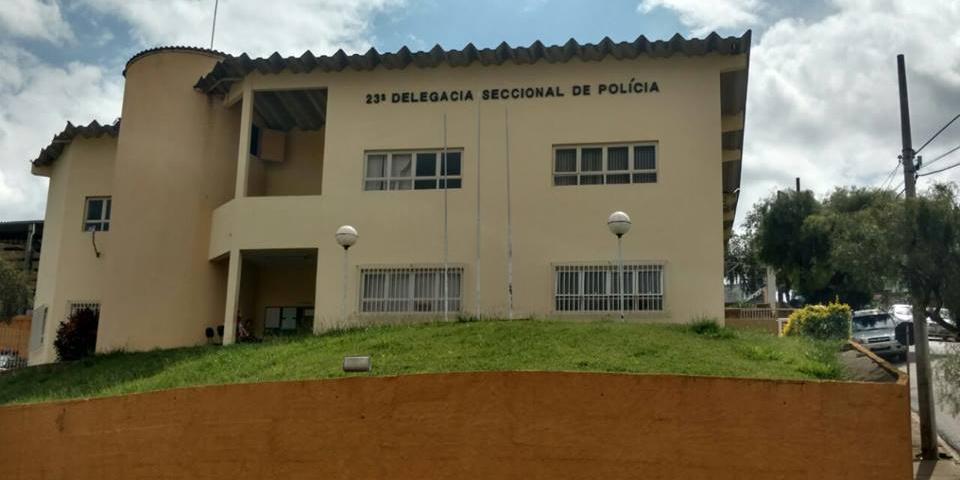 Equipe da Delegacia de Polícia em Extrema cumpriu o mandado de prisão preventiva expedido pela Justiça alagoana contra o foragido (Reprodução / Facebook Delegacia de Polícia Civil De Extrema/MG)