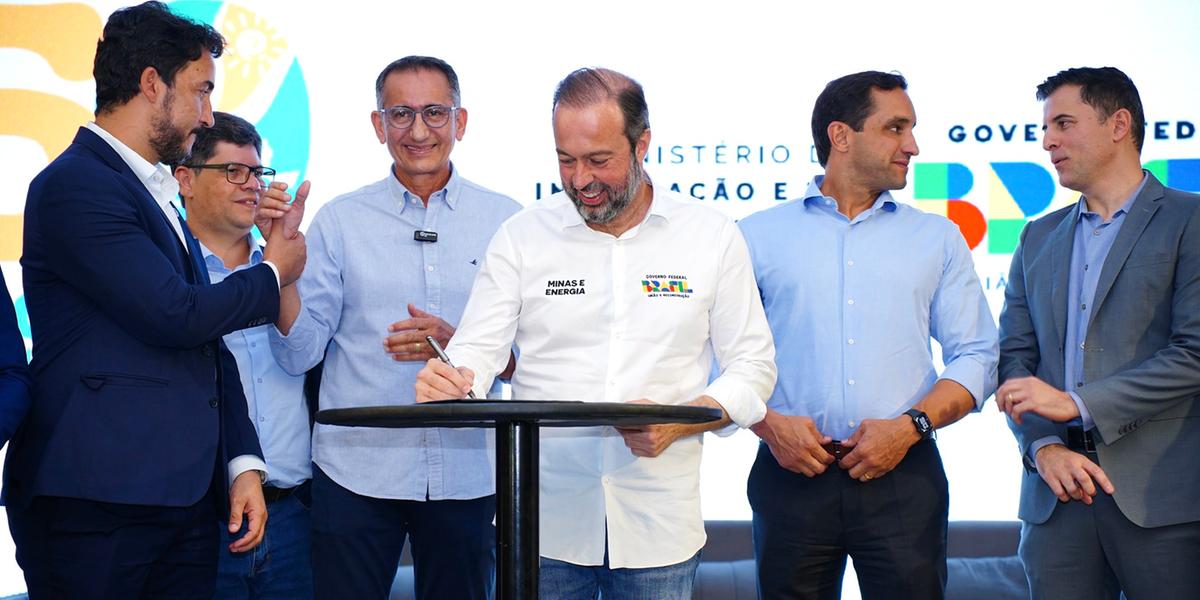 Ministros Alexandre Silveira e Waldez Góes assinam, em Montes Claros, contrato de R$ 1,5 bilhão para implantação do Projeto Hidroagrícola de Jequitaí (Tauan Alencar / MME)