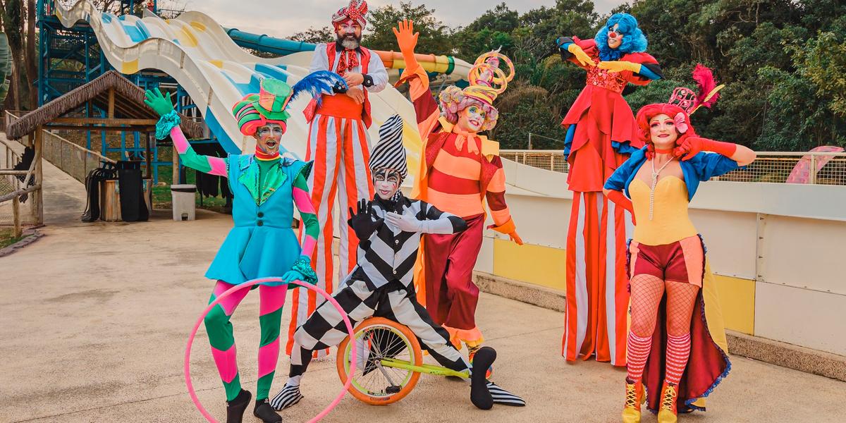 Durante as férias de julho, os visitantes serão recebidos por personagens circenses (Divulgação / Thermas da Mata)