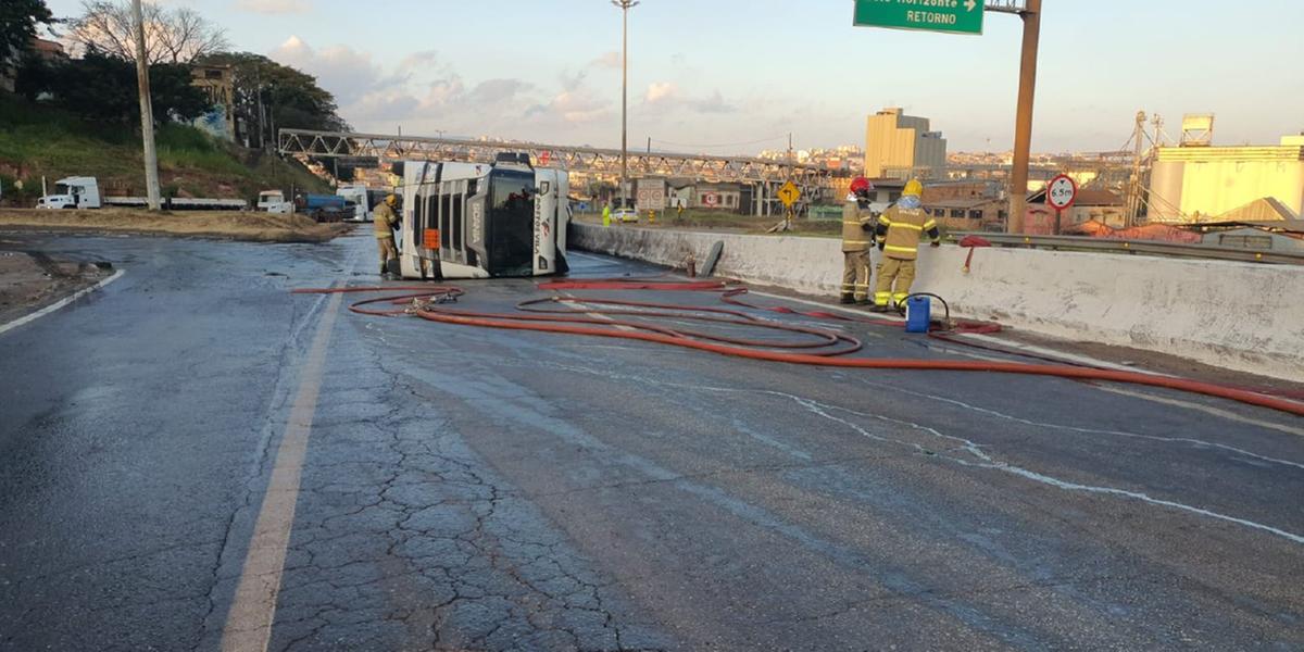 Acidente ocorreu na altura do km 536, no bairro Madre Gertrudes (Bombeiros/Divugação)