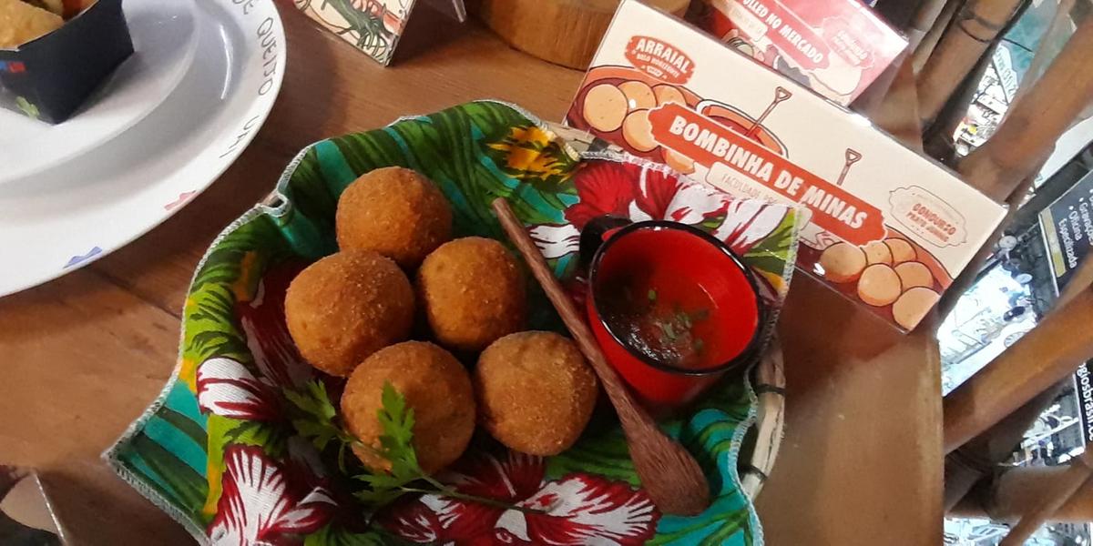 Bolinho de canjiquinha com costelinha suína recheada de Queijo Minas artesanal (Maurício Vieira)