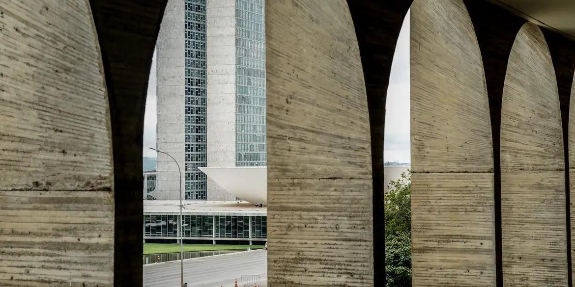 Prédio do Congresso Nacional visto pelos arcos do Palácio do Itamaraty (Rafa Neddermeyer/Agência Brasil)