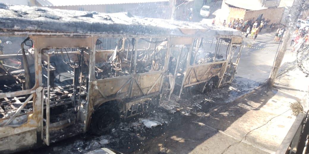 Imagens divulgadas pelos militares mostram que o coletivo ficou completamente destruído (Bombeiros/Divulgação)