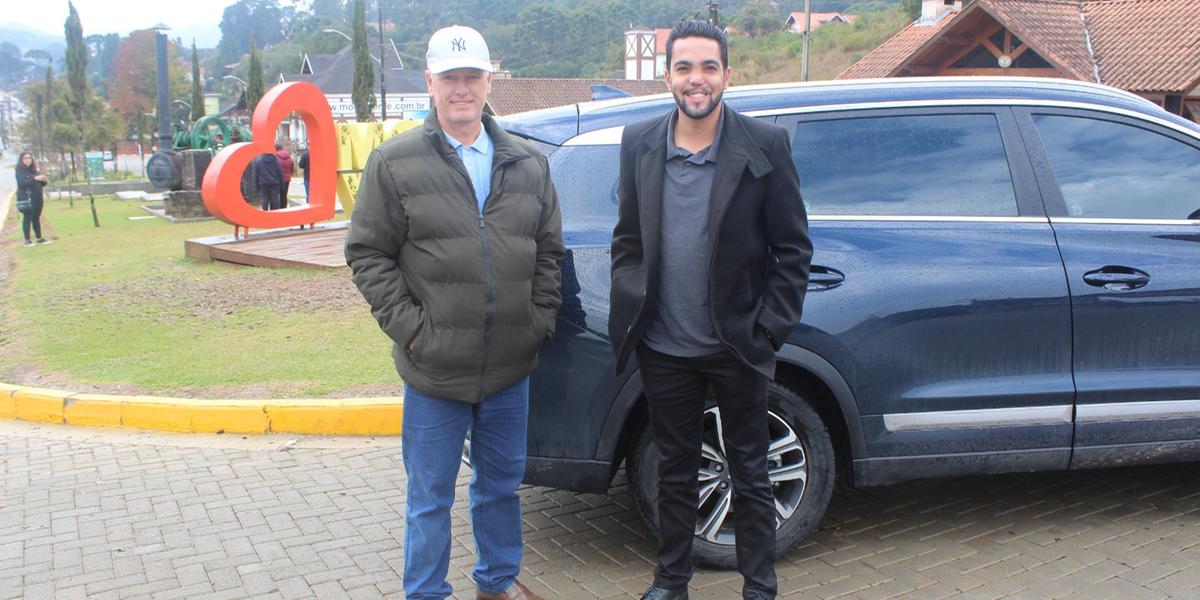 Valdir Ruppel, das pousadas 'Pedras e Sonhos' e 'Jardim da Mantiqueira', e Matheus Aquino, da Aero Service (Divulgação / Aero Service)