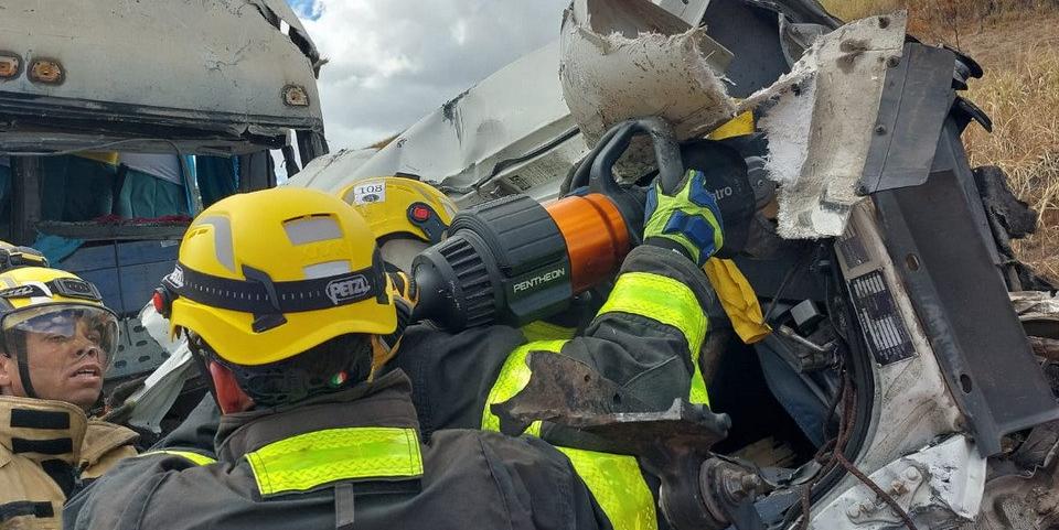 Ônibus de viagem seguia de Recife para BH; carreta carregada com isopor ia de Valadares para Teófilo Otoni (Divulgação / CBMMG)