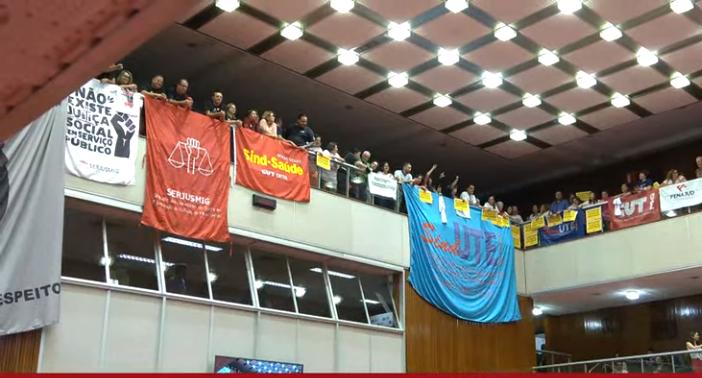 Galerias do Plenário da ALMG ficaram lotadas de manifestantes contrários à adesão ao RRF (Reprodução / TV Assembleia)