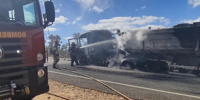 Combate ao incêndio durou 40 minutos; motorista não teve nenhum ferimento (Divulgação / CBMMG)