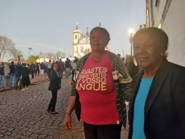 Maria Conceição e Maria Cristina aproveitaram a praça cheia para conferir a Ópera Devoção e vender quitutes na praça (Luiz Claudio Ferreira/ Agência Brasil)