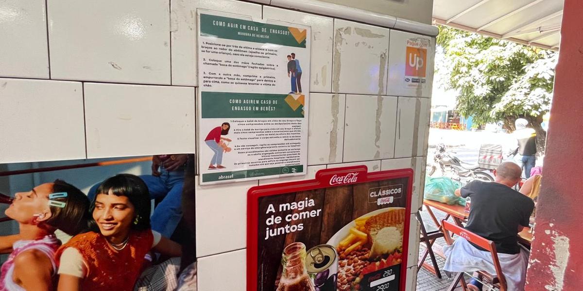 O bar e restaurante Bolão já tem cartazes instalados com orientações sobre a compressão abdominal para desobstrução das vias respiratórias (Fernando Michel/Hoje em Dia)