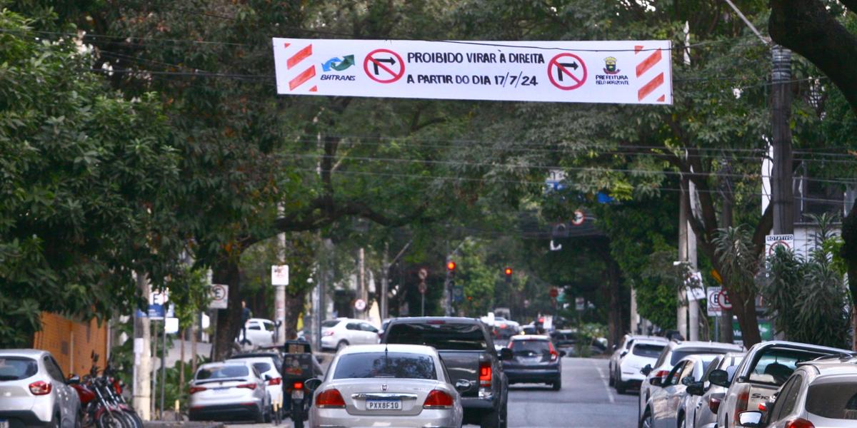 Faixas de tecido já foram afixadas para informar motoristas e pedestres (Maurício Vieira / Hoje em Dia)