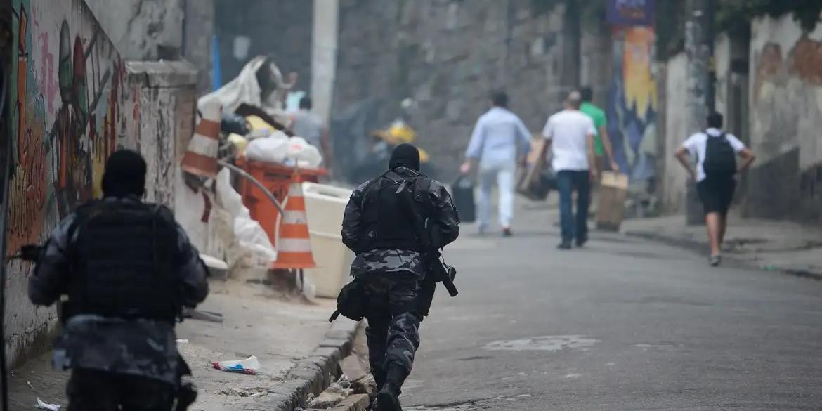 Operação policial após ataques às bases das Unidades de Polícia Pacificadora (UPP) nas comunidades do Cantagalo e Pavão-Pavãozinho, em Copacabana (Fernando Frazão/Agência Brasil)