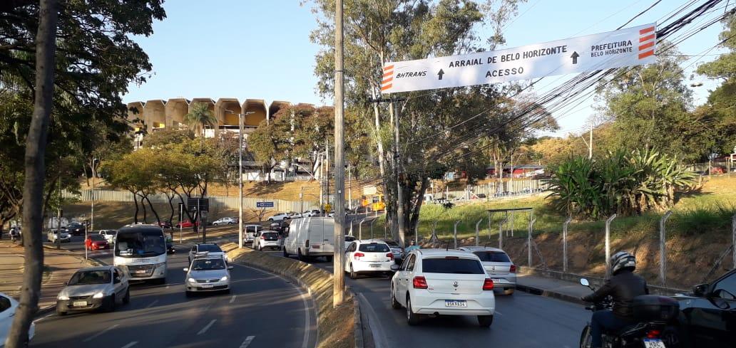 Diversas faixas já orientam os motoristas e pedestres desde a tarde desta sexta-feira (19) (Maurício Vieira / Hoje em Dia)