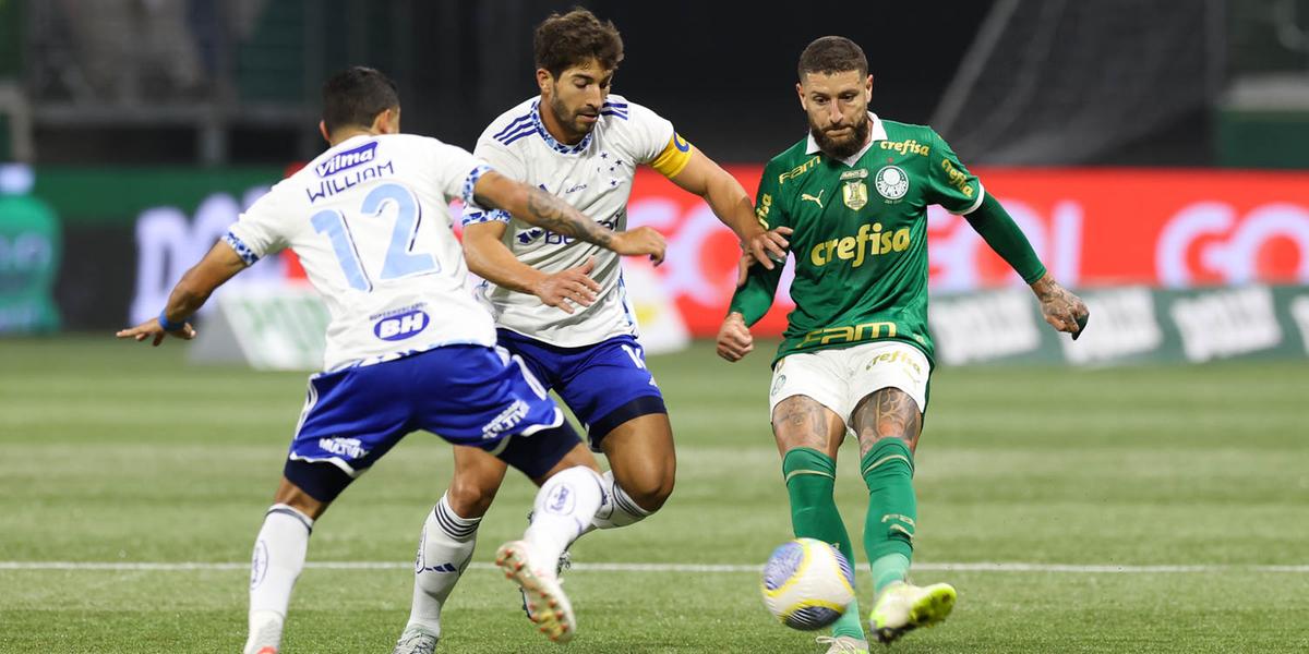 Lucas Silva, que teve um gol anulado, disputa a bola com Zé Rafael na arena Allianz Parque (Cesar Greco/Palmeiras/by Canon)