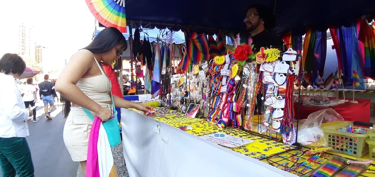 Vai um colorido aí? Barraca vende acessórios para quem quer 'entrar no clima' colorido da parada LGBTQIA+ de BH (Maurício Vieira / Hoje em Dia)