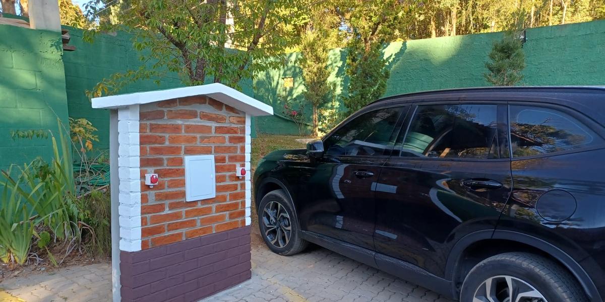 Espaço dedicado ao carregamento de carros elétricos tem capacidade para atender dois veículos simultaneamente (Divulgação / Jardim da Mantiqueira)