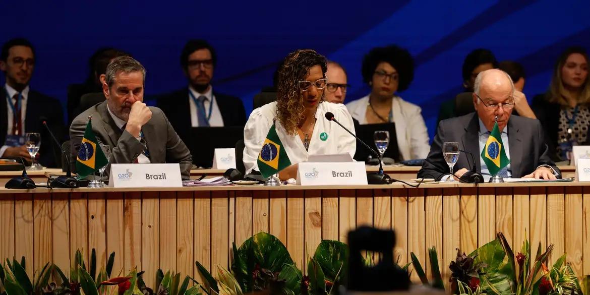 O ministro das Relações Exteriores, Mauro Vieira, e a ministra da Igualdade Racial, Anielle Franco, participam da sessão (Tânia Rêgo/Agência Brasil)