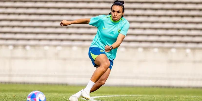 Marta participa de treino da seleção feminina de futebol (Miriam Jeske / COB)