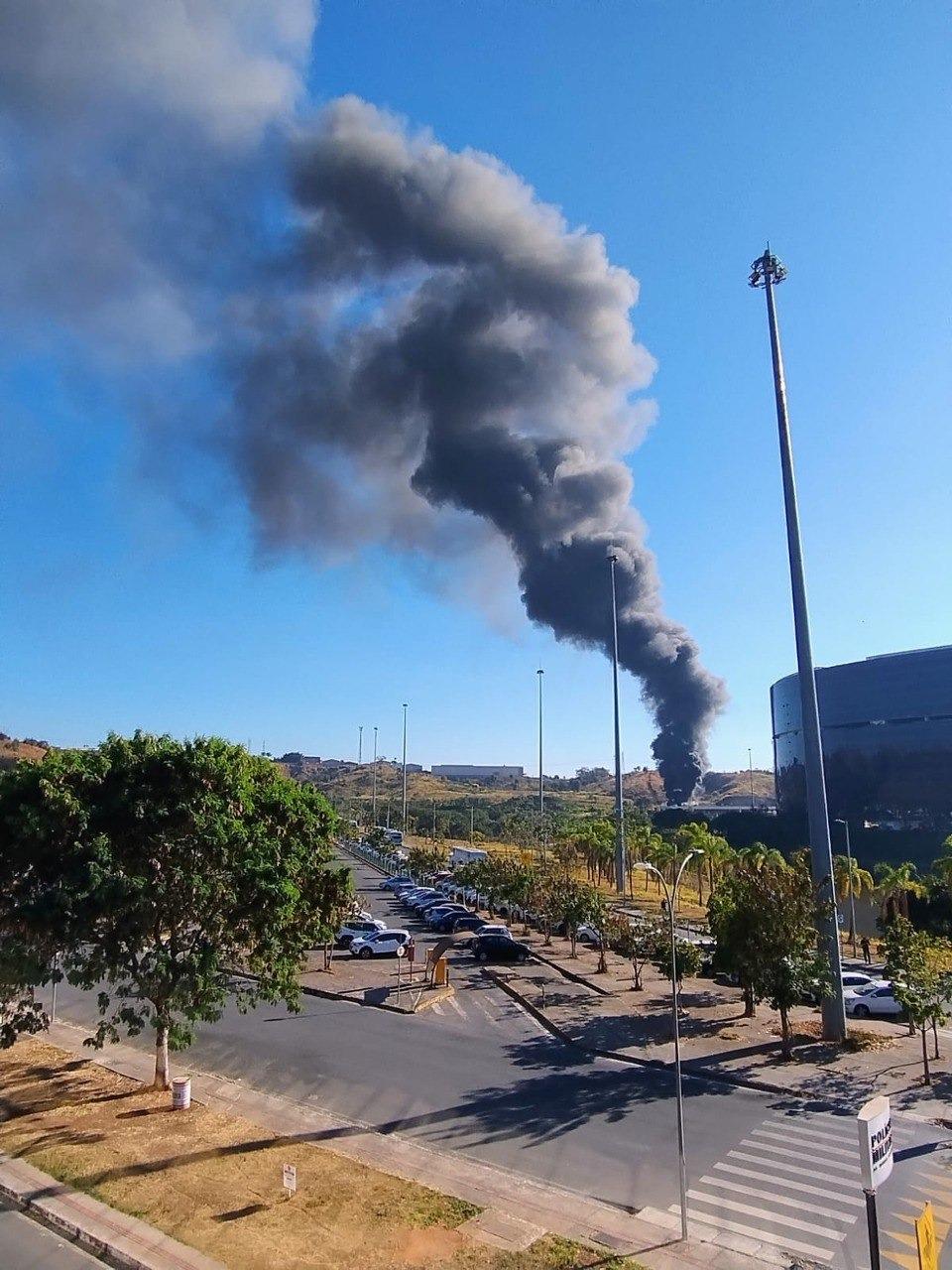 Fumaça causada pelo incêndio podia ser vista de diversos bairros da região (Divulgação/ CBMMG)