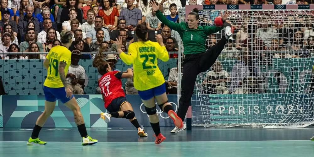 Gabi fecha o gol contra Espanha e garante vitória do Brasil no han (Bruno Ruas / CBHB)