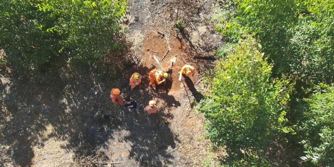 Militares do Corpo de Bombeiros ajudaram na retirada da ossada humana, que foi encaminhada para exames no IML de BH (PCMG/Divulgação)