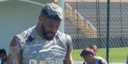 Hulk passa por trote de aniversário na Cidade do Galo (Reprodução / Twitter Atlético)