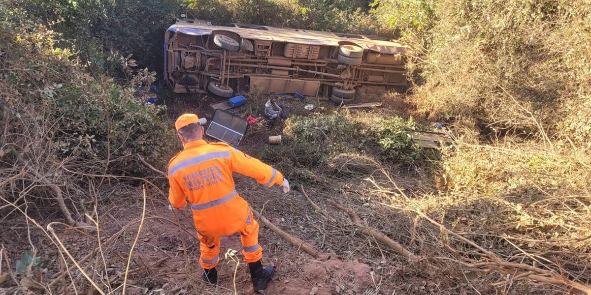 Ônibus com trabalhadores rurais cai em despenhadeiro na BR 262; uma pessoa morre